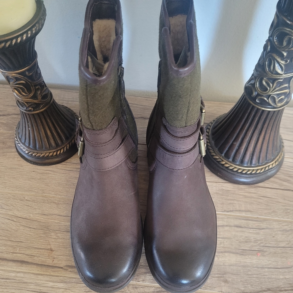 Ugg Boots color brown with zipper
